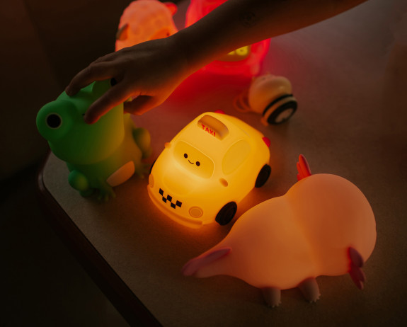 LED silikonová noční lampička stmívatelná, dotyková - taxi Mary's
