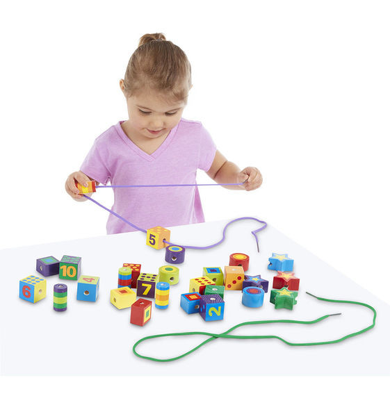 Navlékání dřevěných tvarů Melissa & Doug