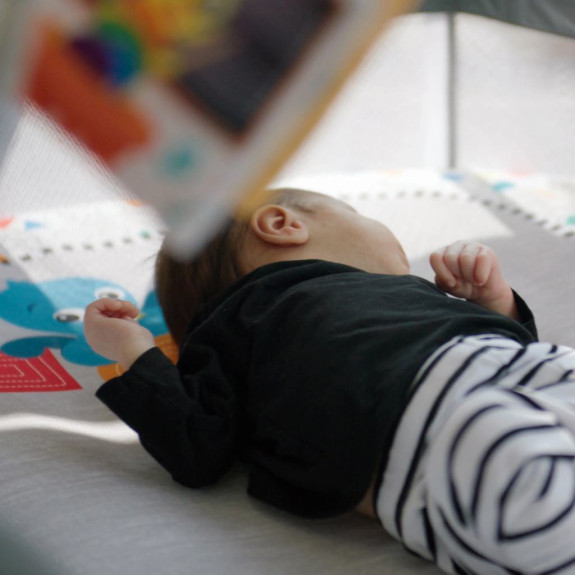 Postýlka s ohrádkou na hraní a klavírem 3 v 1 Kick & Snooze™ 0 m+ Baby Einstein