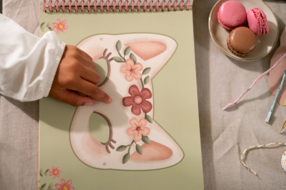 Kniha s vystřihovacími maskami Rosa Little Dutch