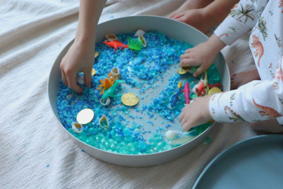 Senzorický třídící tác Play Tray Jellystone Designs