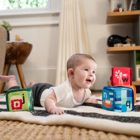 Hračka textilní kostky abeceda Alpha Stacks™ 4 ks 3 m+ Baby Einstein