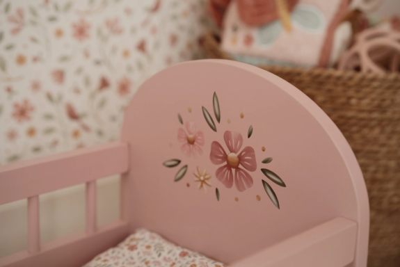Postýlka pro panenky dřevěná s peřinkou Pink Little Dutch