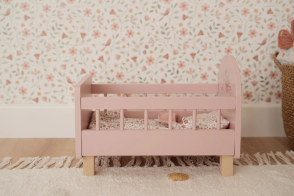 Postýlka pro panenky dřevěná s peřinkou Pink Little Dutch