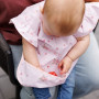 Nepromokavá zástěrka s volánky – bryndák Rose BabyOno
