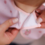 Nepromokavá zástěrka s volánky – bryndák Rose BabyOno