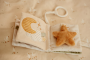 Závěsná textilní knížka s aktivitami Newborn Naturals Little Dutch