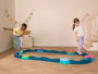 Překážková dráha se stupínky hudební Balance & Groove B-Toys